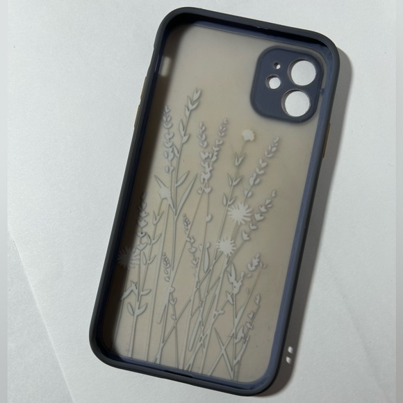 Amazon Iphone 11 phone case flower design - Picture 3 of 7